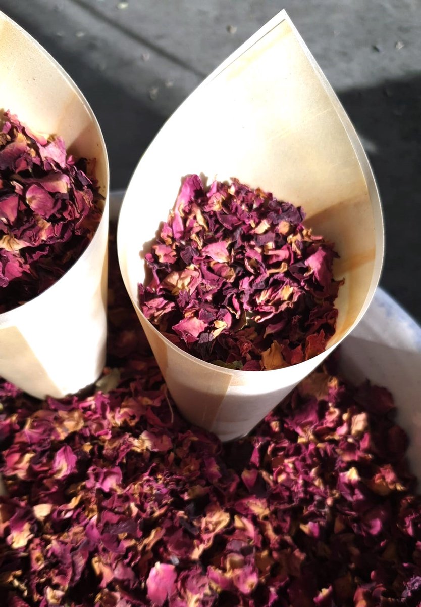 Rozenblad confetti met 50 strooi toeters - 500 gram rozenblaadjes