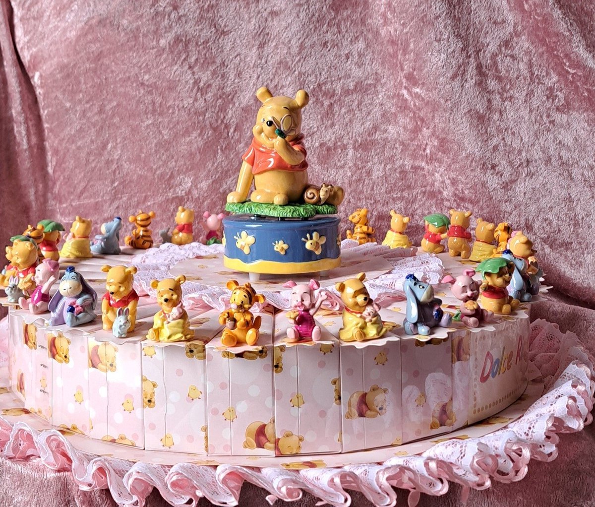 traktatie taart 32 doosjes roze met Winnie the Poeh & friends voor geboortefeest of babyshower uitdeel bedankje