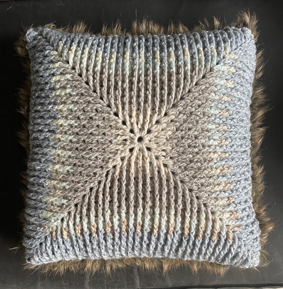 HAAKPAKKET KUSSEN RELIEF - HAKEN