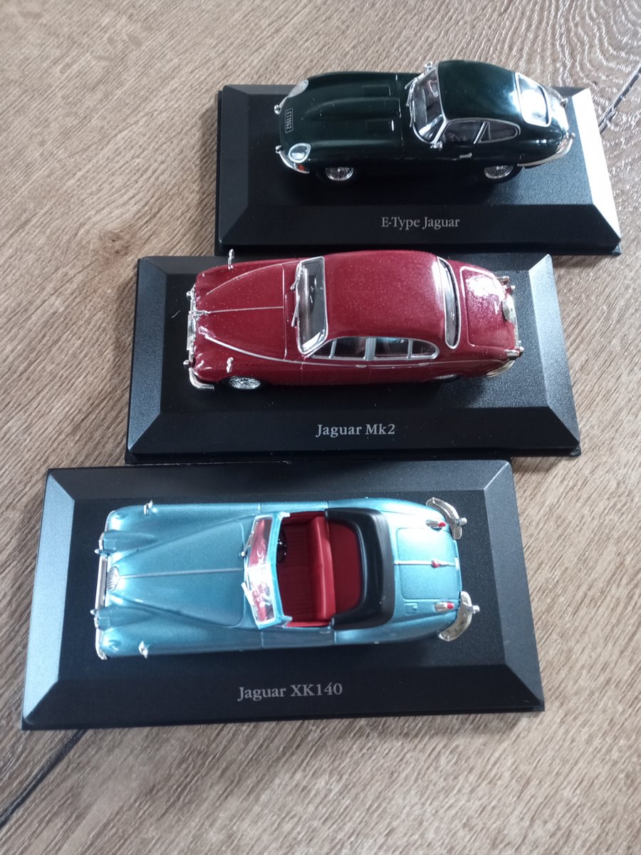 Jaguar 3 x 1 - Jaguar XK140 Blauw 1 : 43 Edition Atlas , 2 - E-Type Jaguar Zwart 1 : 43 Edition Atlas , 3 - Jaguar MK 2 Rood 1 : 43 Edition Atlas , 3 x Mint in Box