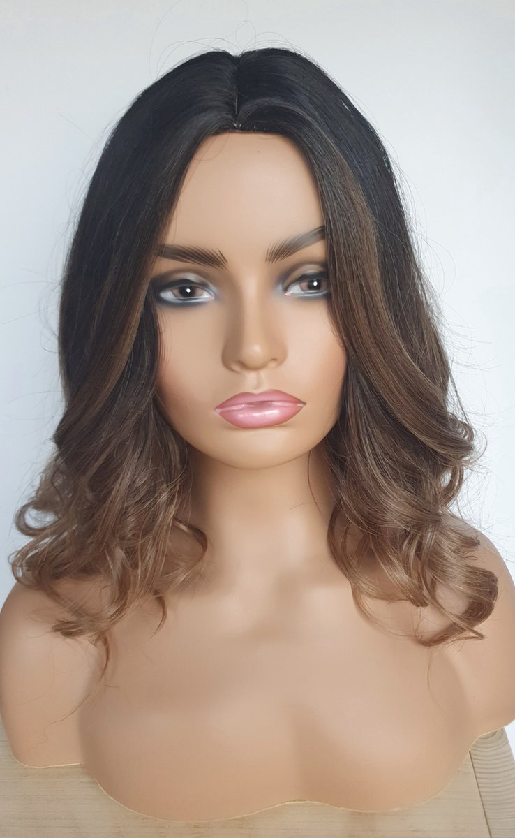 Luxe Pruik - Licht bruin Ombre Kleur - Boblijn - krul - Universeel - halflang - krullen en stijlen tot wel 160 graden