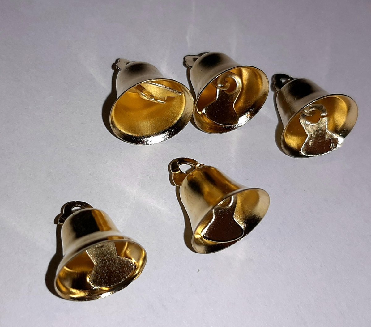 gouden kerstklokjes klein 16 mm - carnaval of kerstmis bellen - 5 klokjes in blister - goud 1,6 cm