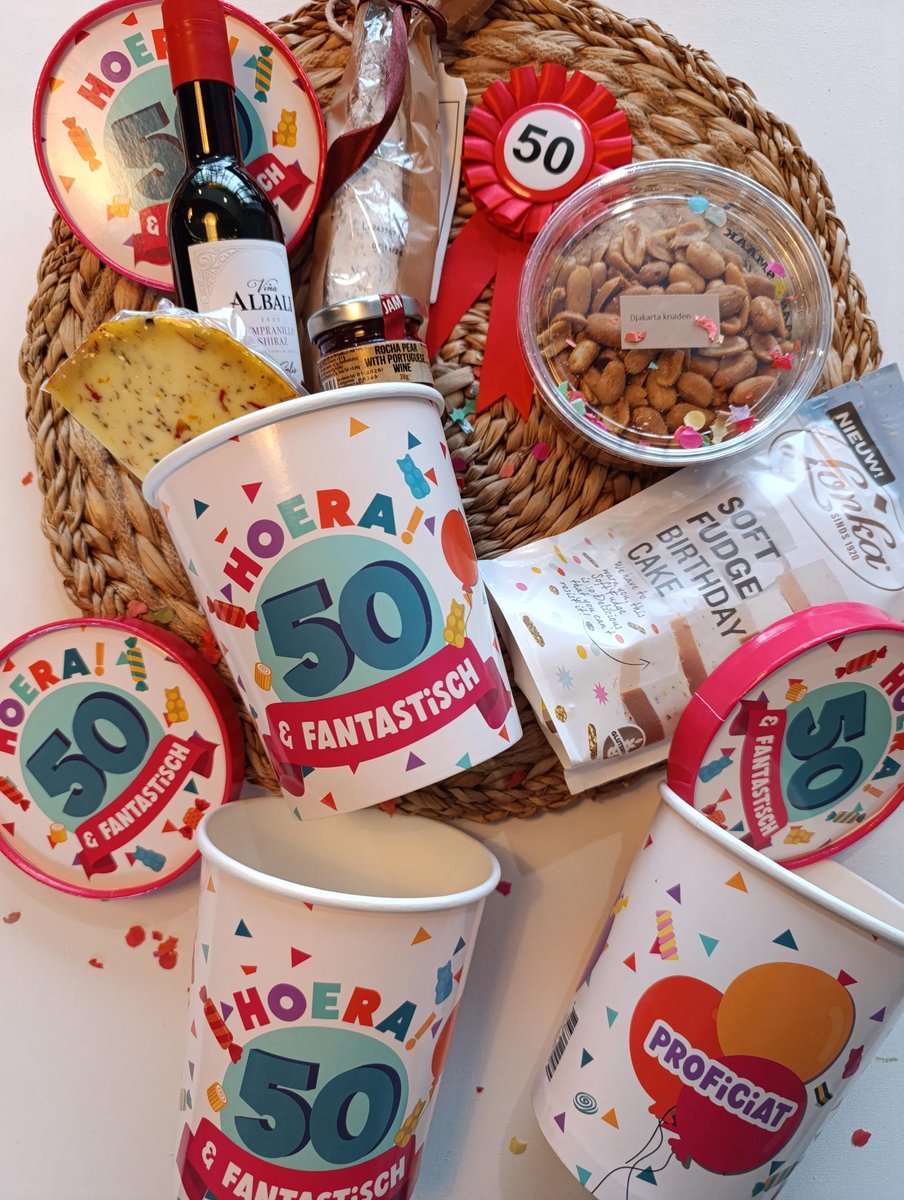 Sarah 50 Jaar Cadeaupakket – Feestelijke Verjaardag Bucket met Alcoholvrije Wijn, Kaas, Fuet, Nootjes & Fudge – Origineel Cadeau voor de Jarige