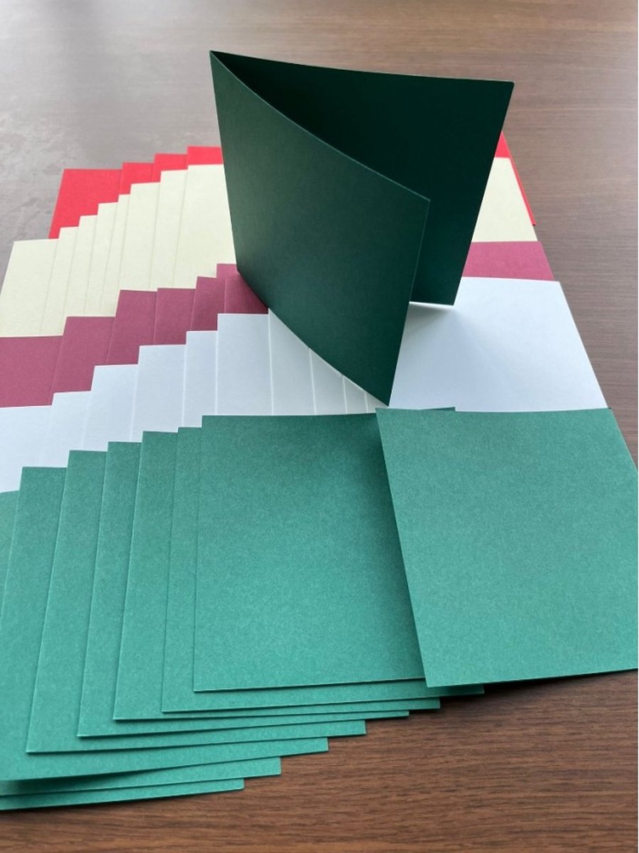 50 Vierkante Dubbele kaarten in kerstkleuren 180 gram - Formaat 13,5 x 13,5 cm - Cards01K50