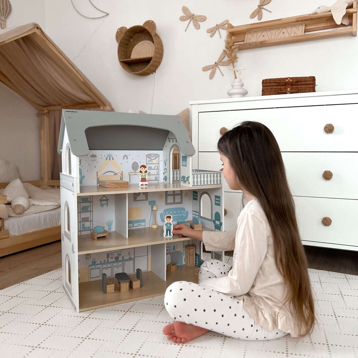 Mamabrum Houten Poppenhuis met Terras en Accessoires, Poppenhuis met 3 Niveaus, 5 Kamers, Huis met Meubilair, Poppenspeelgoedset, Hoogte 70.4 cm, Subtiele kleuren