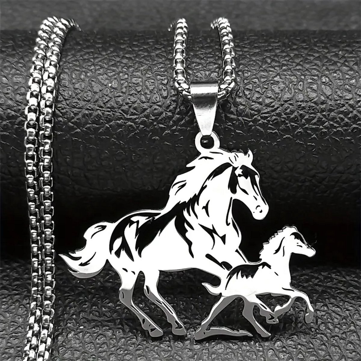 Ketting met paard -Zilverkleurige paarden bedel met 60 cm ketting - Hanger paarden met ketting - Afmeting bedel 43 x 35 mm.