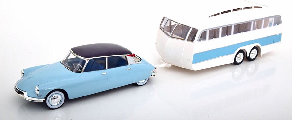 Het 1:18 gegoten model van de Citroen DS19 met Roulotte uit 1960 in blauw. De fabrikant van het schaalmodel is Norev. Dit model is alleen online verkrijgbaar