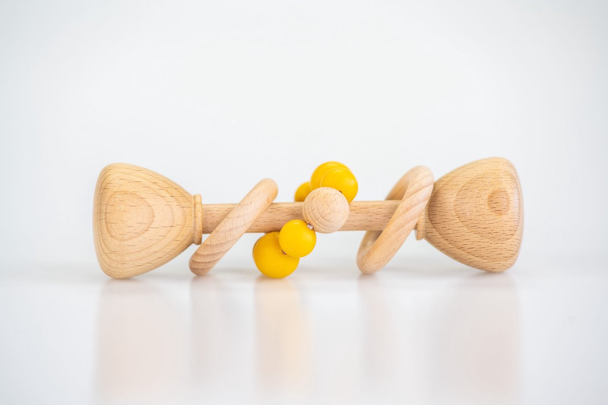 Houten rammelaar okergeel