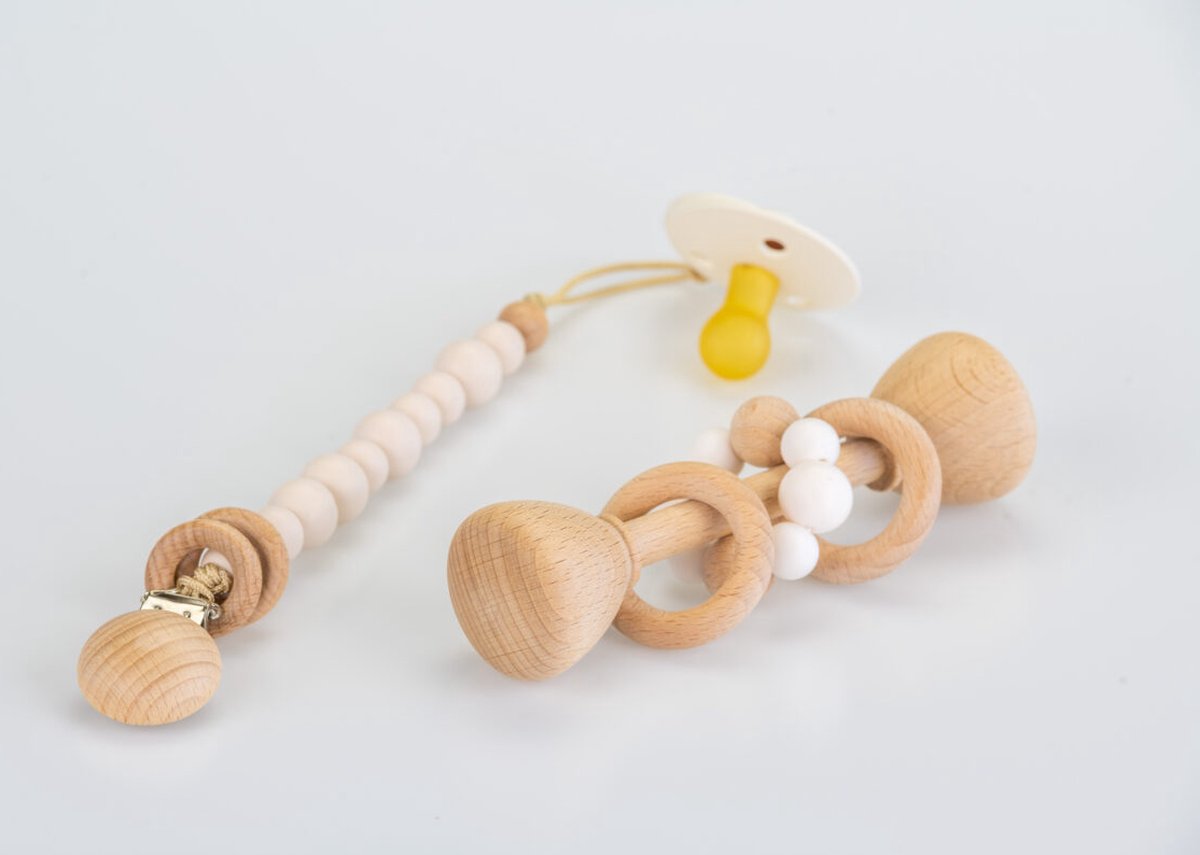 Speenkoord met houten rammelaar wit - gift set