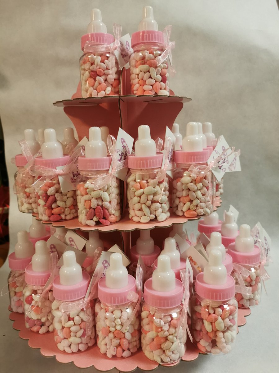 50 roze papflesjes gevuld met manna op een etagiere als uitdeel bedankje of traktatie bij babyshower of geboorte voor een jongen