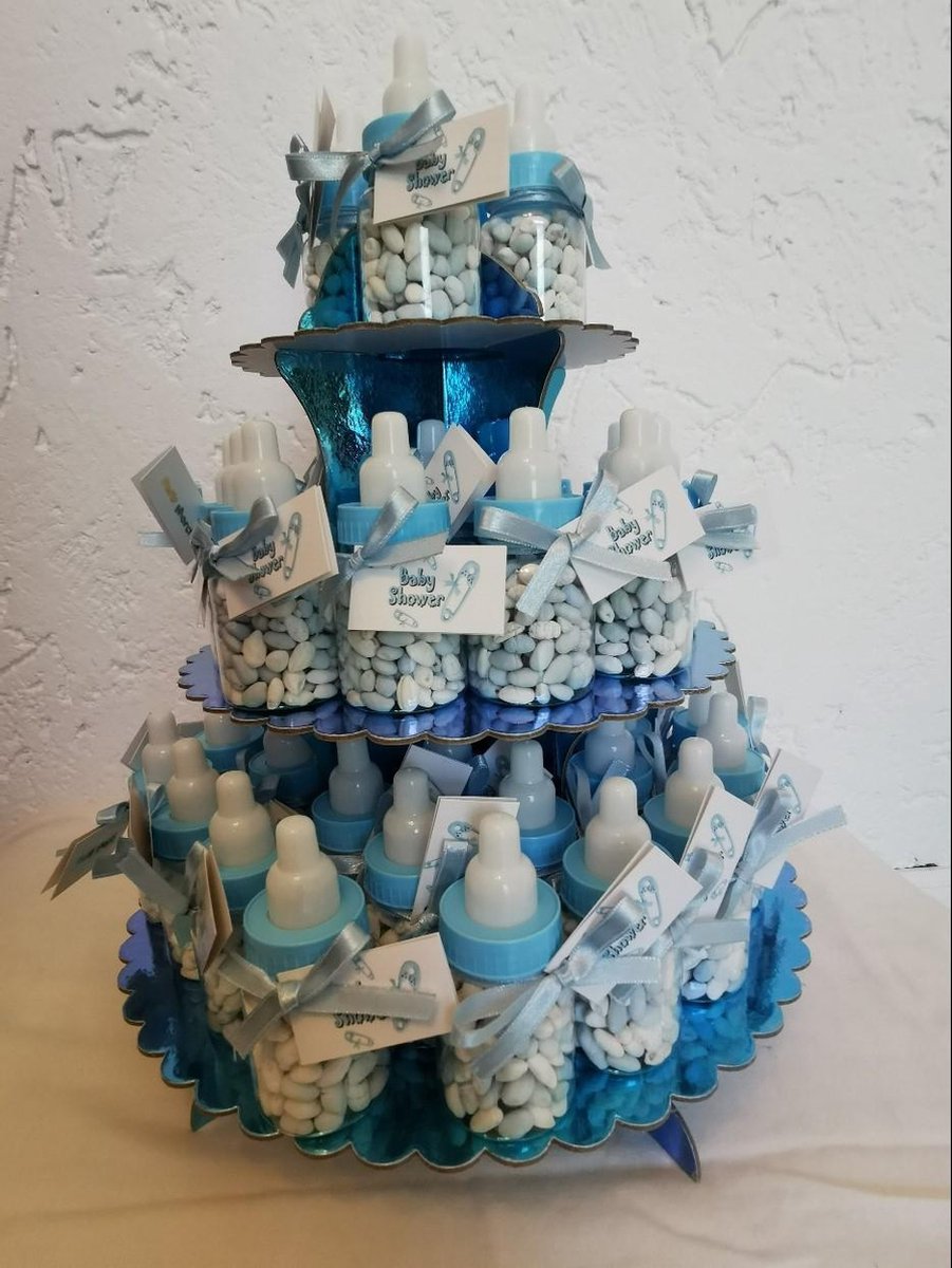 papflesjes gevuld met manna op een etagiere als uitdeel bedankje bij babyshower of geboorte voor een jongen