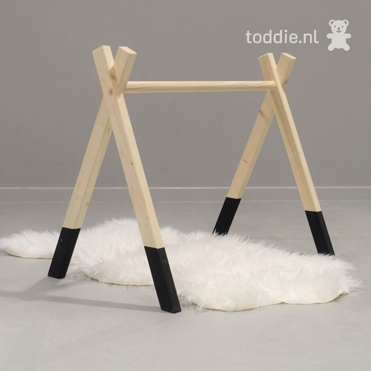 Houten babygym Zwart, zonder hangers (apart verkrijgbaar), Tipi vorm massief hout