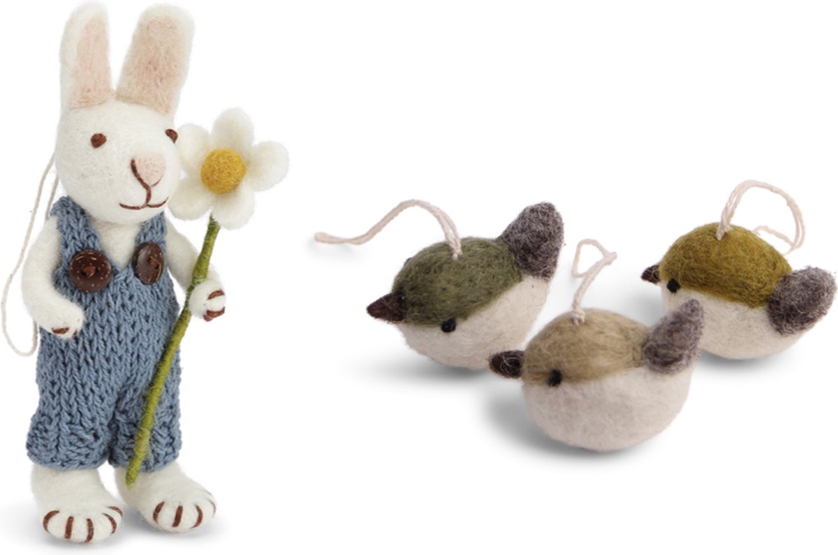 Wit Paashaasje met blauwe broek en madeliefje en drie groene vogeltjes - Vilten paastakdecoratie - Fair Trade - Scandinavisch design