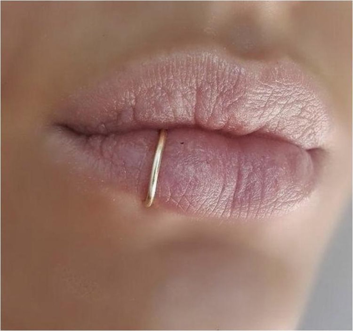 Fake neuspiercing ring goud - Fake piercing - Nep piercing - Fake lip piercing - Fake oor helix piercing - Fake ringetje goud -