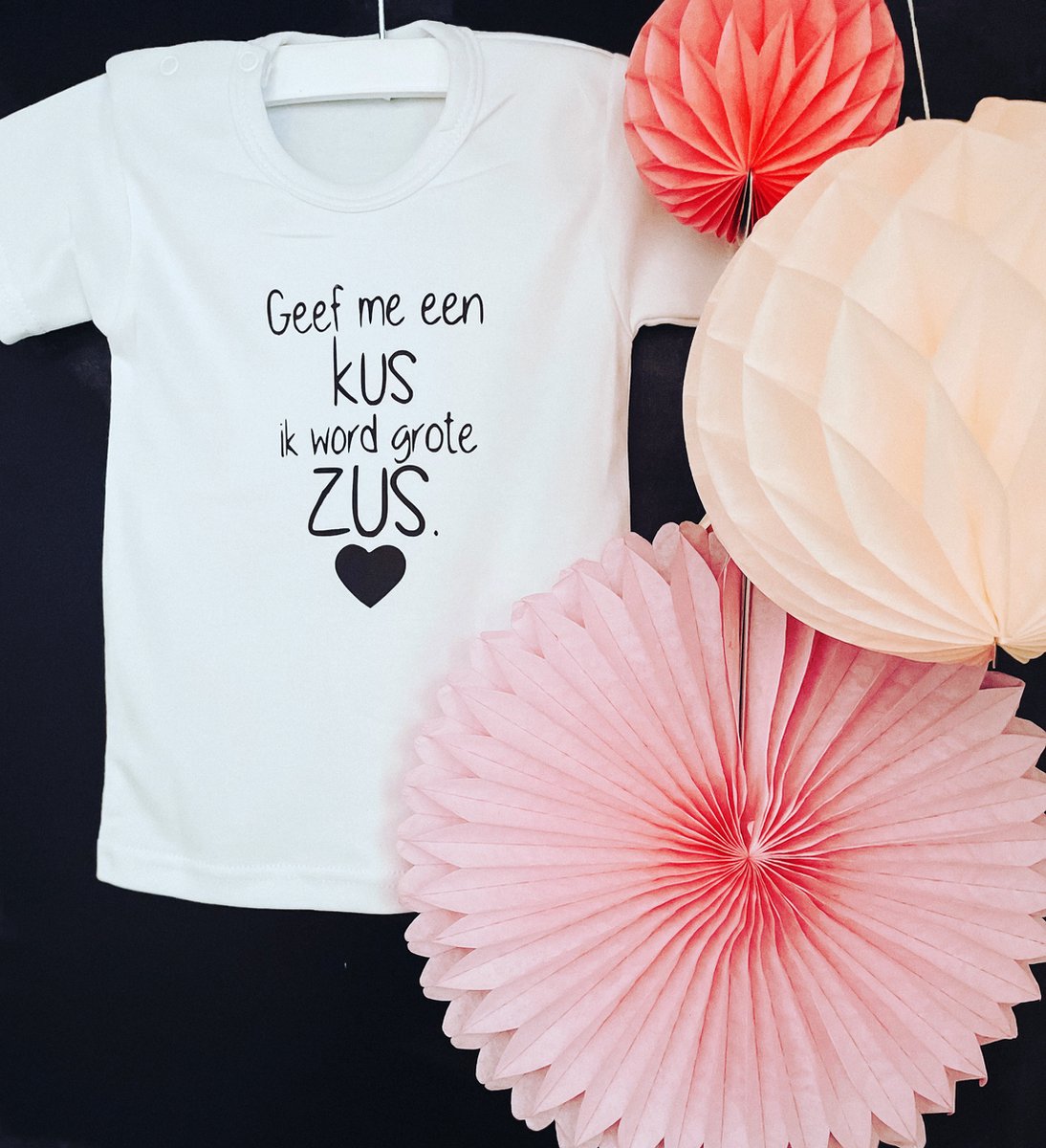 KLEINE FRUM - Geef me een kus ik word grote zus - Strijk applicatie - embleem - zwangerschap aankondiging - bekendmaking - zwart - hartje - baby op komst - diy